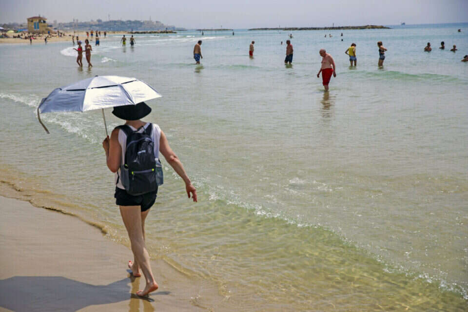 לים עדיין קר, המטריות לא בשימוש // צילום: יהושע יוסף // לים עדיין קר, המטריות לא בשימוש ,