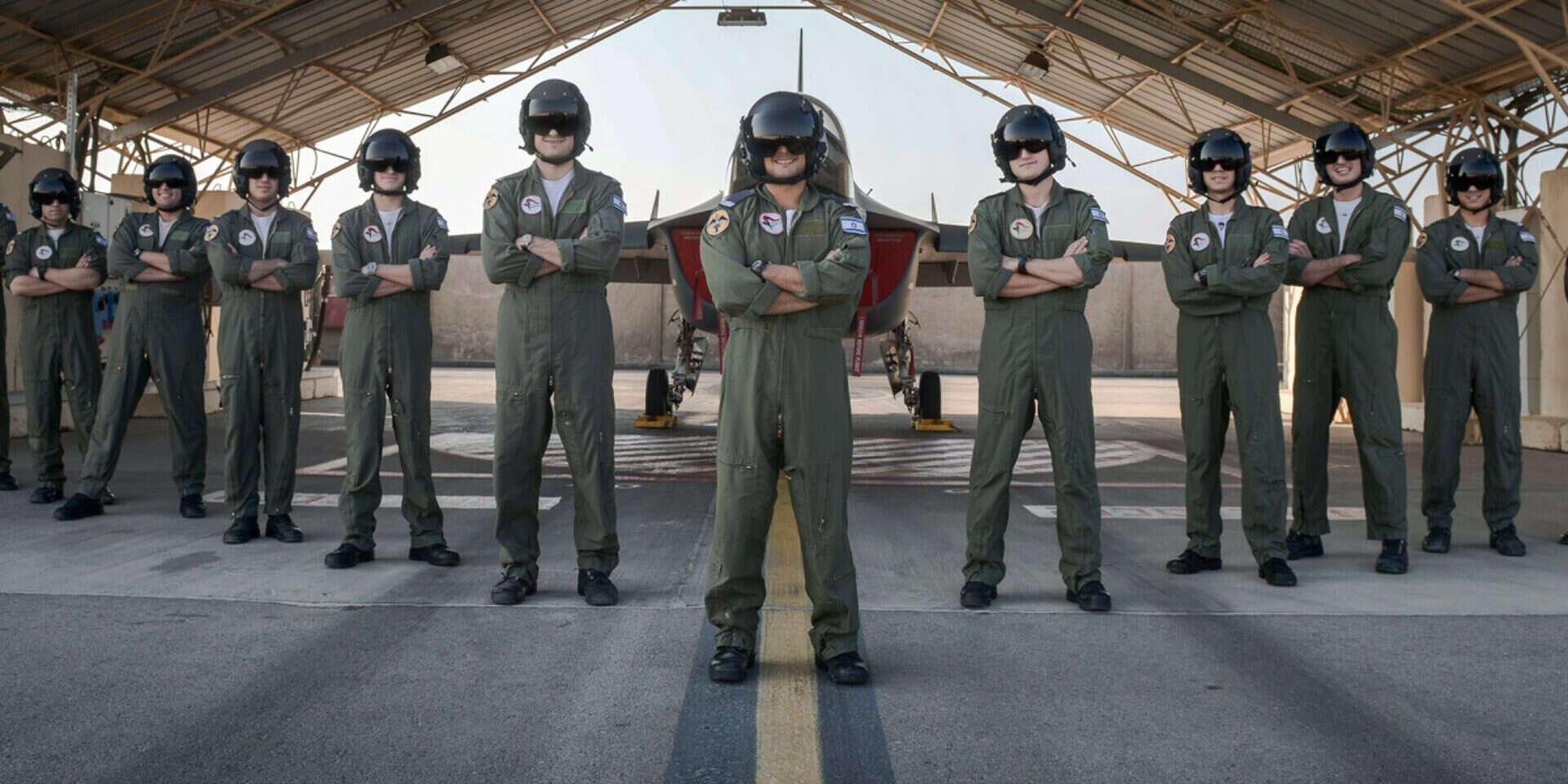 חלק מהחניכים שמסיימים השבוע קורס טיס \ צילום: דו"צ // חלק מהחניכים שמסיימים השבוע קורס טיס ,
