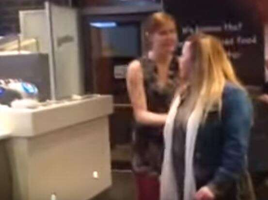 "אני אהרוג אותך כלבה כושית מזוינת". מטורפת המפיות בפעולה // צילום: צילום מסך