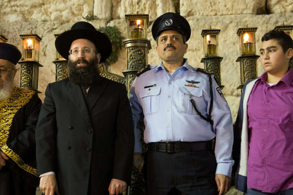 הדלקת נרות בכותל. נאור שליו, המפכ"ל, רב הכותל והרב הראשי לישראל  \ צילום: נעם ריבקין פנטון // הדלקת נרות בכותל. נאור שליו, המפכ"ל, רב הכותל והרב הראשי לישראל , 