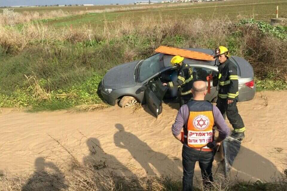 חילוץ הפצוע מהרכב, הבוקר // צילום: מד"א // חילוץ הפצוע מהרכב, הבוקר ,