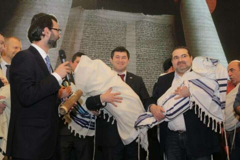 החזרת ספרי התורה לקהילה היהודית באוקראינה // החזרת ספרי התורה לקהילה היהודית באוקראינה ,