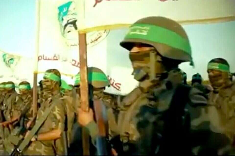 הזרוע הצבאית של גדודי עז א־דין אל־קסאם נערכת לסבב לחימה נוסף \ צילום: מתוך הסרטון שהפיץ חמאס // הזרוע הצבאית של גדודי עז א־דין אל־קסאם נערכת לסבב לחימה נוסף ,