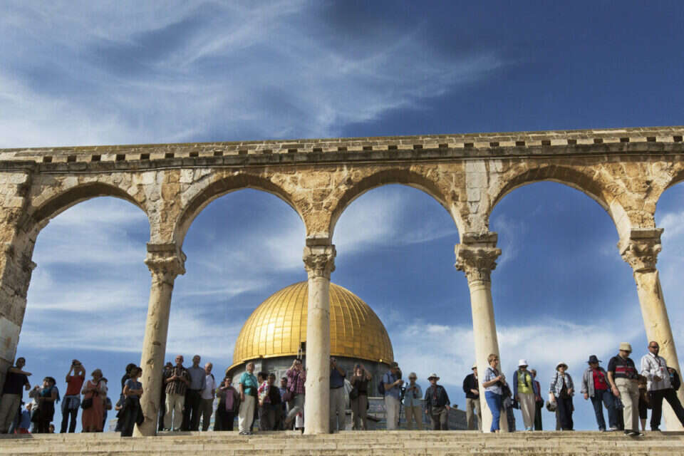 תיירים במתחם הר הבית // צילום: אי.פי.איי // תיירים במתחם הר הבית , 