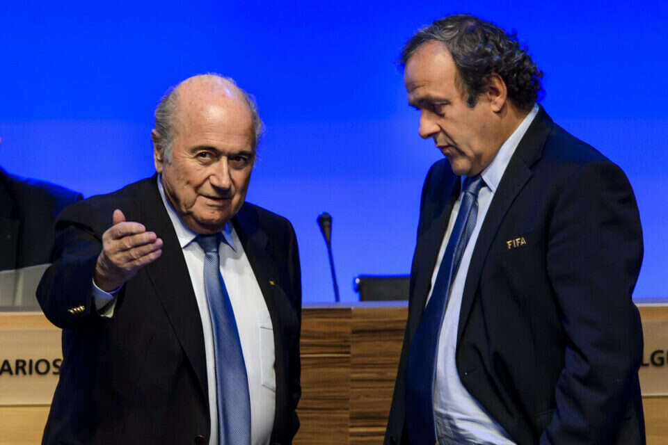 צילום: אי.אף.פי // פלאטיני ובלאטר. הושעו לשמונה שנים מכל פעילות בכדורגל ,