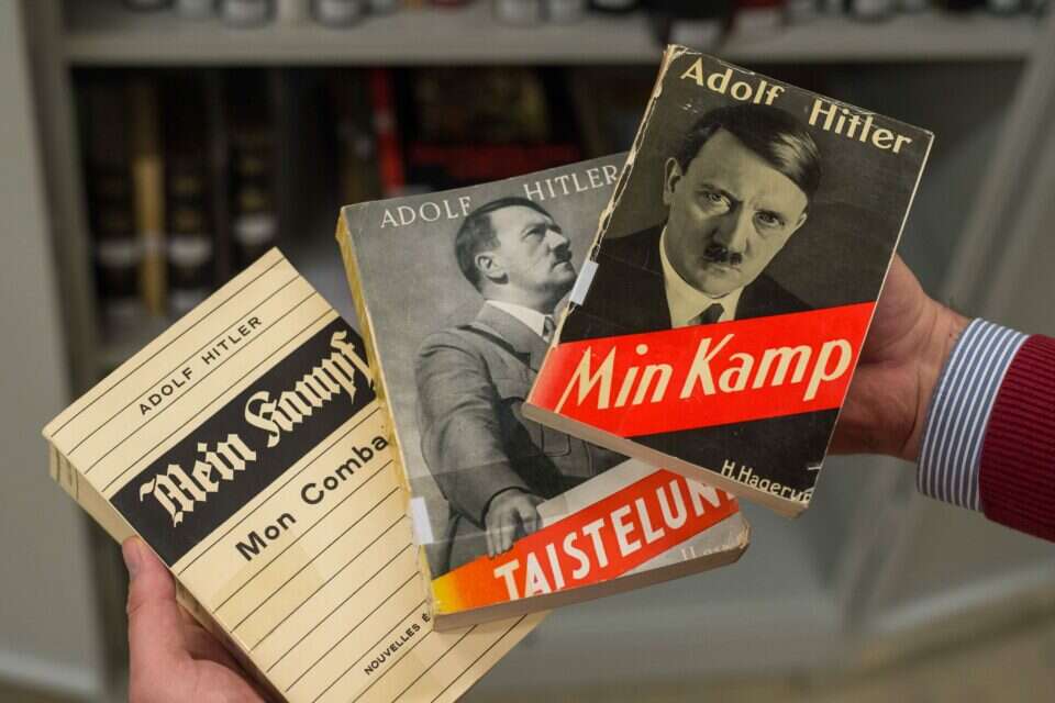צילום: אי.אף.פי // חשוב מבחינה לימודית? הספר "מיין קאמפף" ,