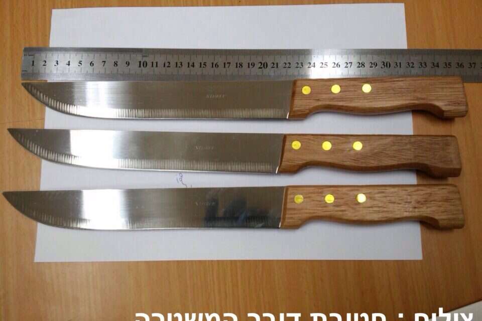 הסכינים שנתפסו בעפולה // צילום: חטיבת דובר המשטרה // הסכינים שנתפסו בעפולה ,