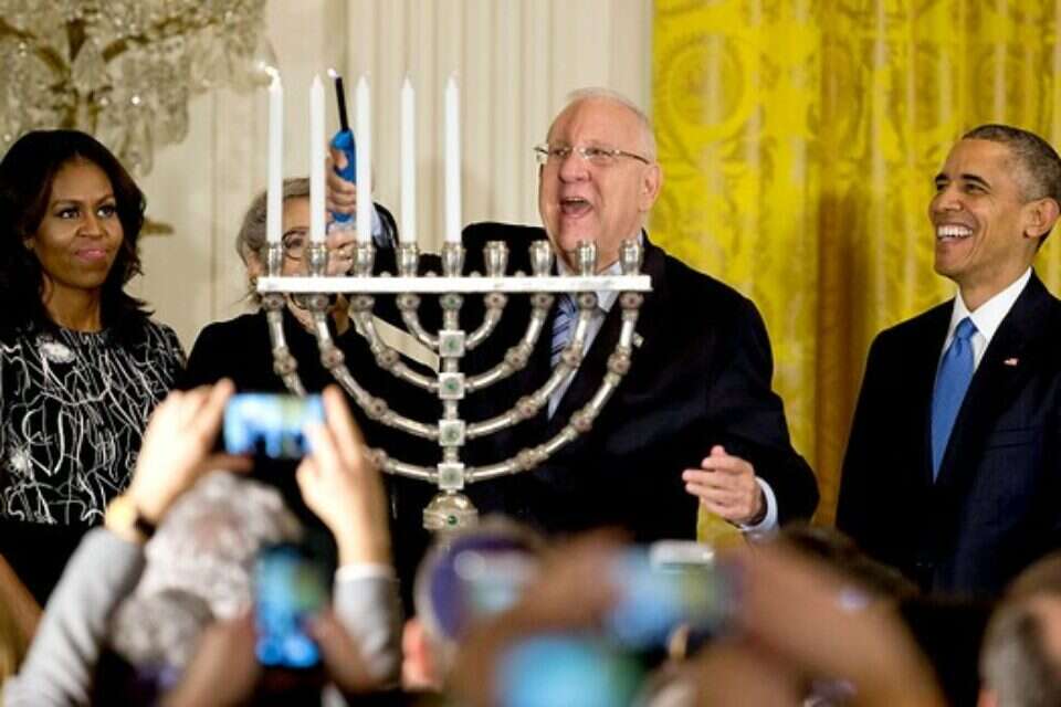 הנשיא ריבלין מדליק נרות בבית הלבן  //  צילום: אי.פי // הנשיא ריבלין מדליק נרות בבית הלבן  , 