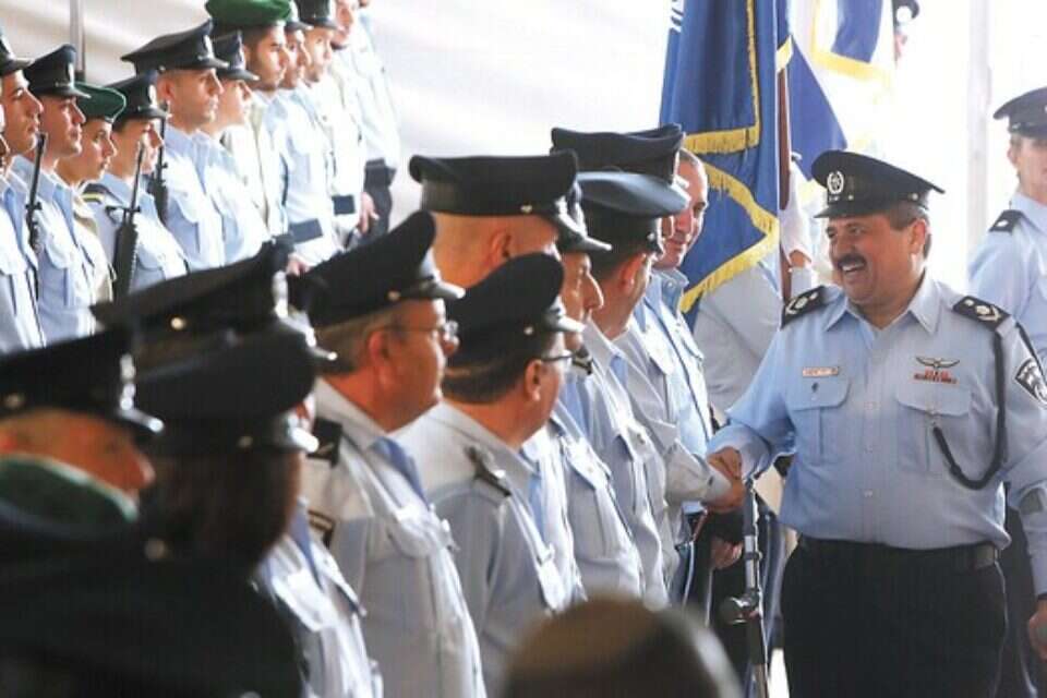 בוחן להצניח למשטרה קצינים בכירים שפרשו מצה"ל. אלשיך ביום כניסתו לתפקיד // צילום: מירי צחי // בוחן להצניח למשטרה קצינים בכירים שפרשו מצה"ל. אלשיך ביום כניסתו לתפקיד ,