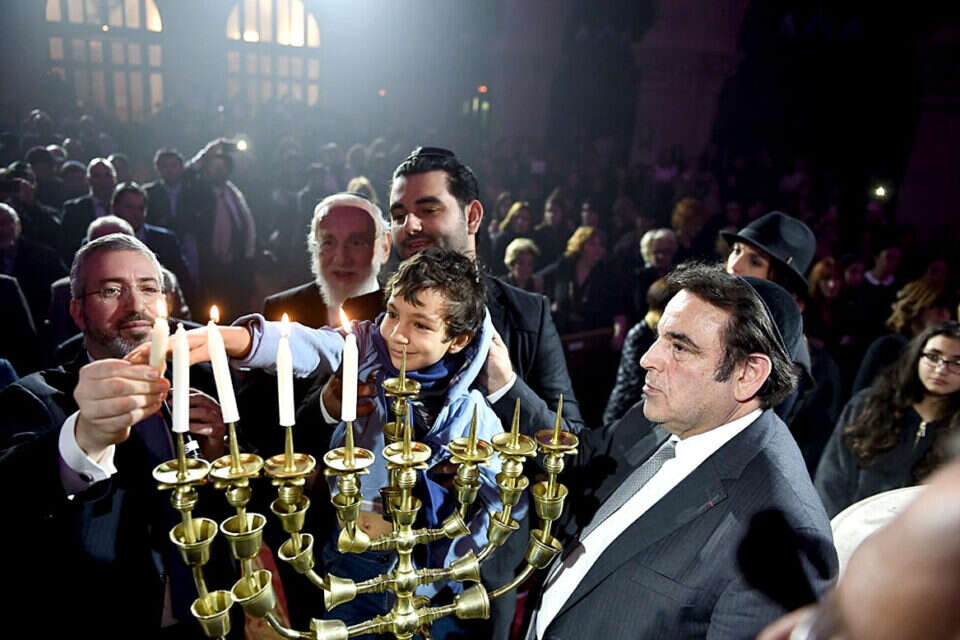 האור ינצח. הדלקת נר חנוכה בבית הכנסת הגדול בפאריס // צילום: ישראל ברדוגו // האור ינצח. הדלקת נר חנוכה בבית הכנסת הגדול בפאריס ,