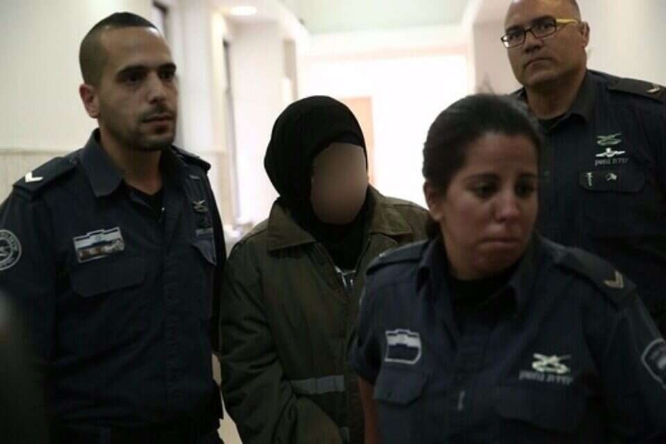 המחבלת בהגשת כתב האישום, הבוקר // צילום: נעם ריבקין פנטון // המחבלת בהגשת כתב האישום, הבוקר ,