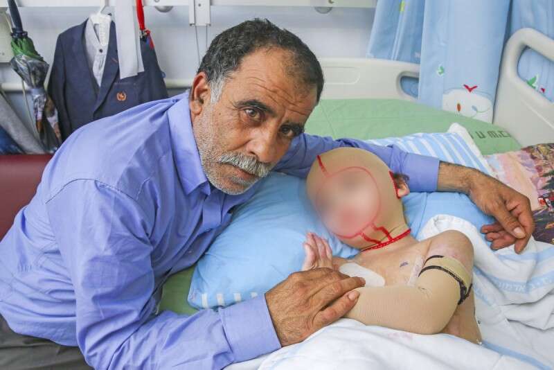 הילד אחמד דוואבשה עם סבו  // צילום יהושע יוסף