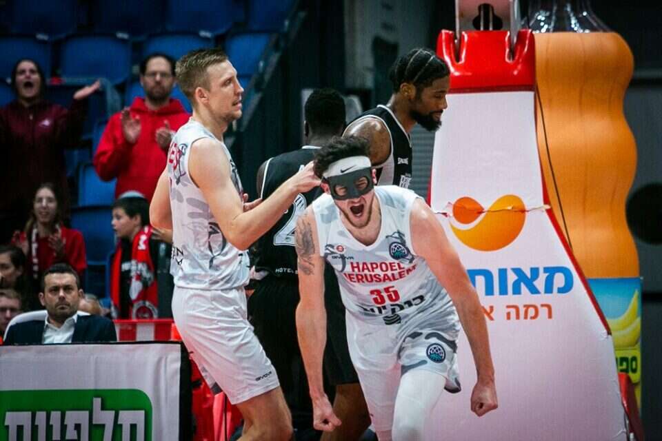 זאק הנקינס. ירושלים תלויה בעצמה , אתר פיב"א