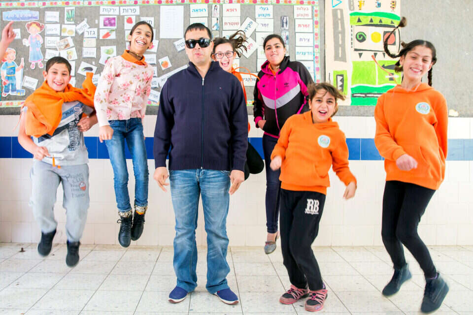 צילום: יהושע יוסף // הישאם חושאן ותלמידיו. "אנשים עם מוגבלויות שרוצים להצליח צריכים לגלות יוזמה ויצירתיות, זה מה שהוביל אותי תמיד בחיים" ,