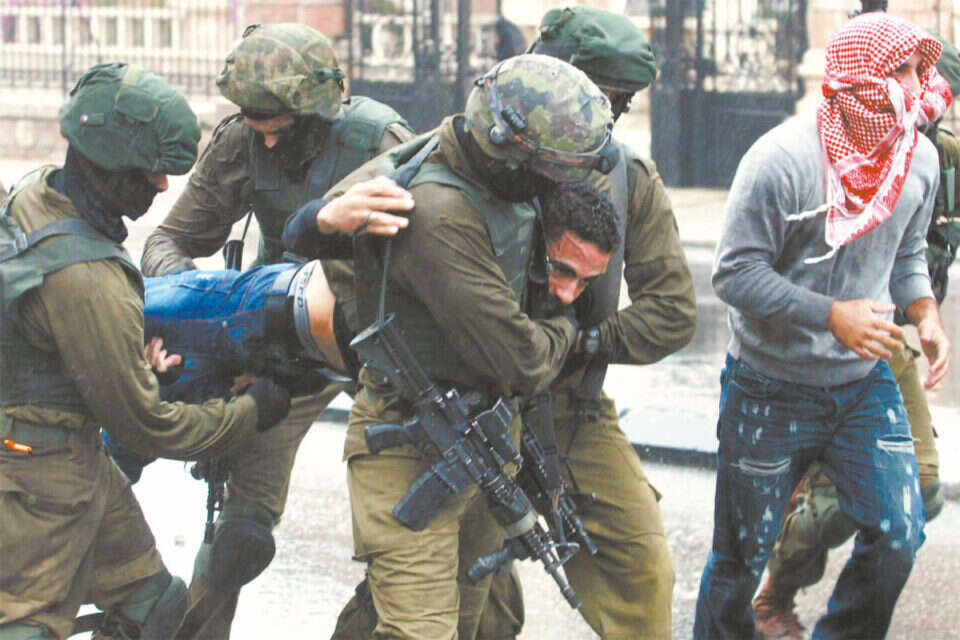 כשהאיום ממשי - אסור "לקשקש" מוסרית. מעצר של פלשתיני בבית לחם // צילום: רויטרס // כשהאיום ממשי - אסור "לקשקש" מוסרית. מעצר של פלשתיני בבית לחם ,