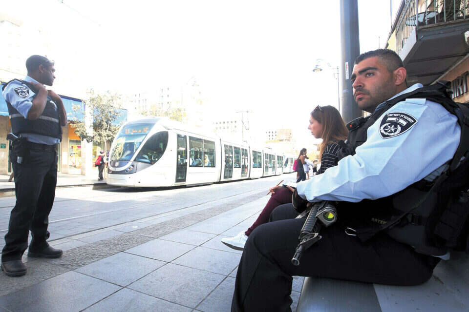 כיצד להפסיק את הטרור בלי לגרום לשטח לבעור? שוטרים מאבטחים את הרכבת הקלה בירושלים // צילום: מירי צחי // כיצד להפסיק את הטרור בלי לגרום לשטח לבעור? שוטרים מאבטחים את הרכבת הקלה בירושלים ,