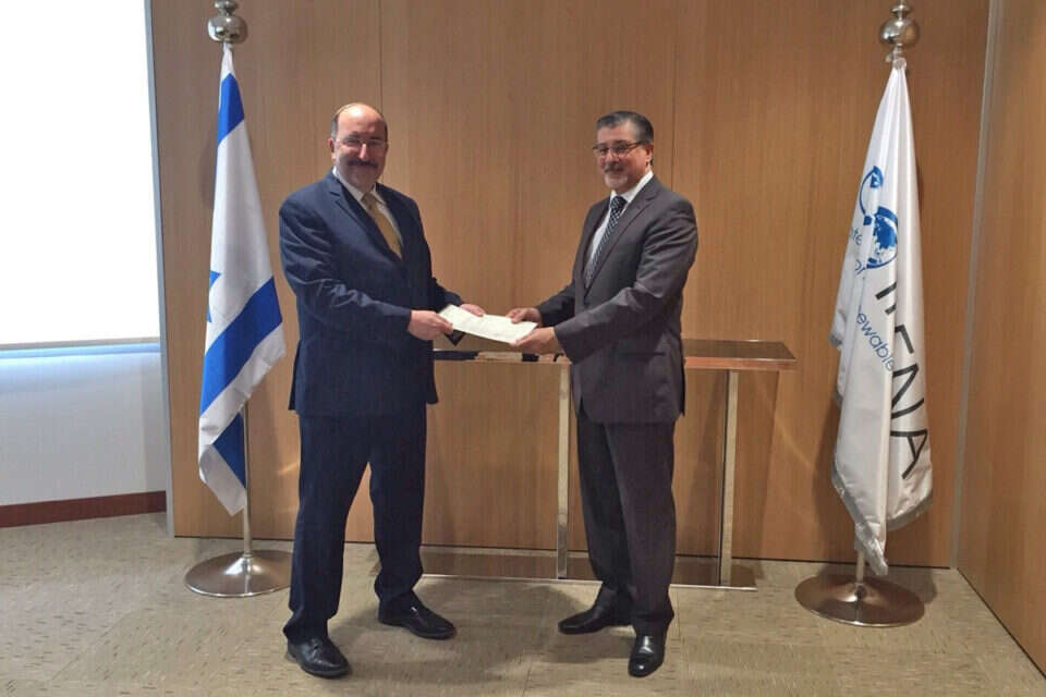 גולד (משמאל) מוסר את כתב האמנה באבו דאבי // גולד (משמאל) מוסר את כתב האמנה באבו דאבי ,