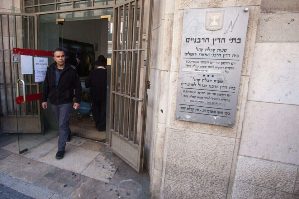 עם נחיתתו בארץ, הוצא נגד סרבן הגט צו איסור יציאה; בית הדין הרבני בי-ם (אילוסטרציה) // צילום: אורי לנץ // עם נחיתתו בארץ, הוצא נגד סרבן הגט צו איסור יציאה; בית הדין הרבני בי-ם (אילוסטרציה) ,