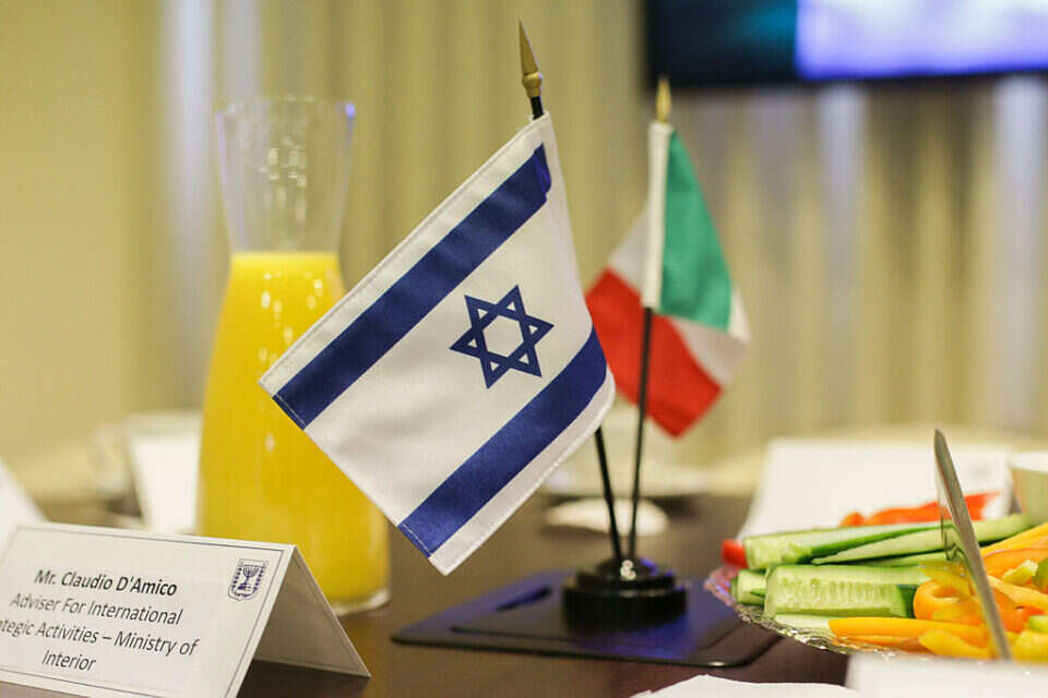 "לוודא נשהכספים הולכים למטרות הומניטריות", סנטור איטלקי בהתבטאות בעד ישראל (להמחשה) , אורן בן חקון