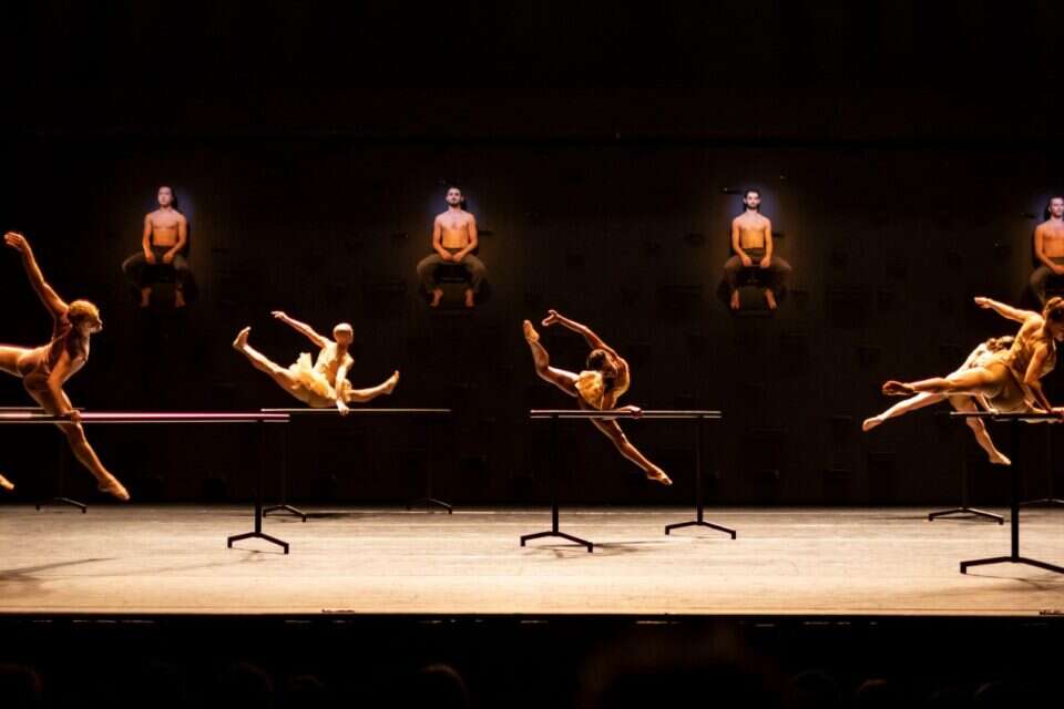 מתוך "מומו". צלילה לעולם חדש עם כללים פנטסטיים , אסקף