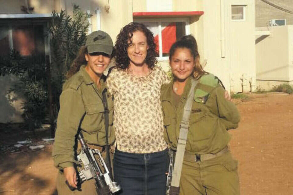 אורנה ולילי, לוחמות דתיות מגדוד "אריות הירדן", עם שרון בריק־דשן // צילום: עמותת אלומה // אורנה ולילי, לוחמות דתיות מגדוד "אריות הירדן", עם שרון בריק־דשן ,