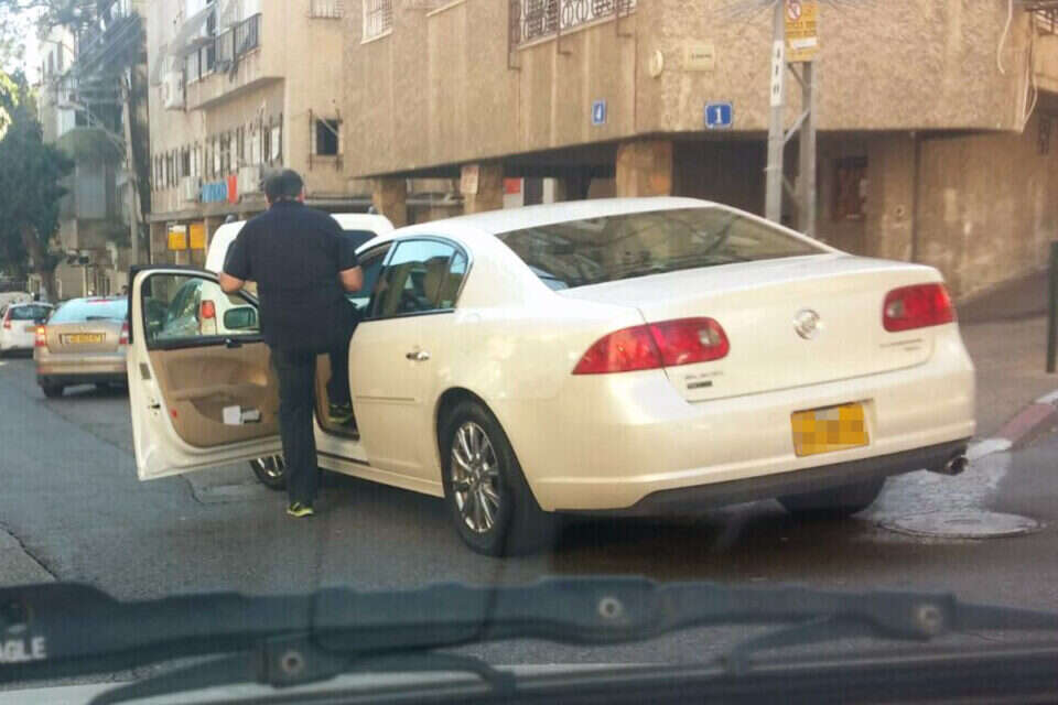 יהב חונה במקום אסור // צילום: באדיבות אתר החדשות 0404 // יהב חונה במקום אסור ,