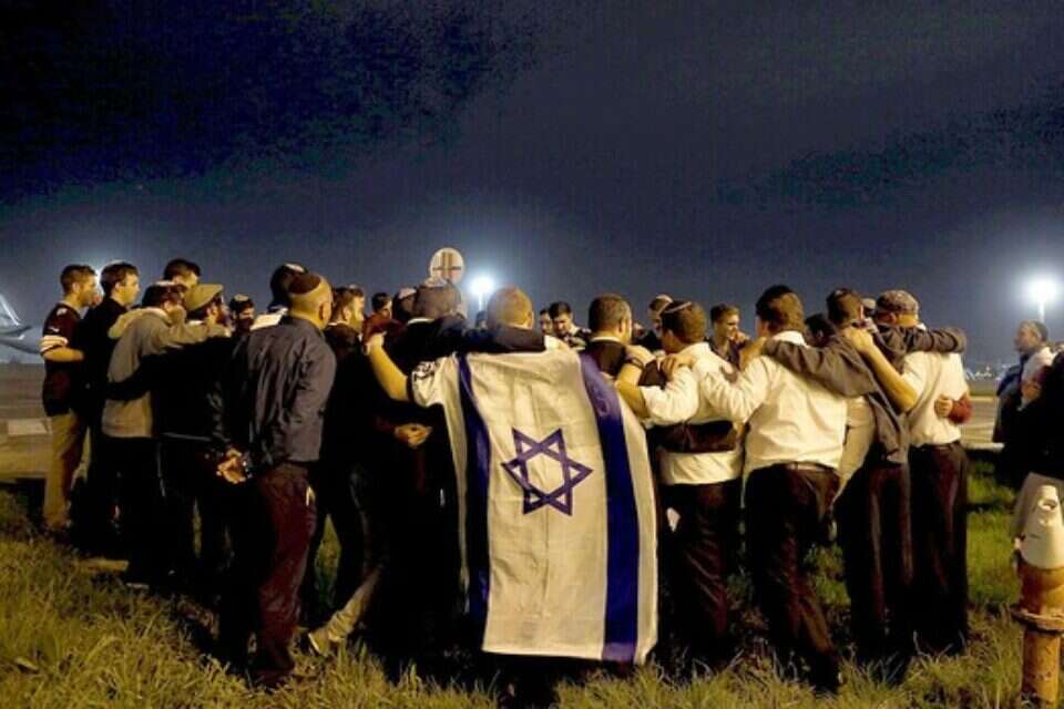 חבריו של עזרא במחווה שערכו בבית שמש  //  צילום: רויטרס // חבריו של עזרא במחווה שערכו בבית שמש , 