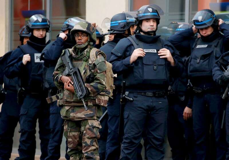 יורשו לשאת נשקים גם מחוץ למשמרת // צילום: רויטרס