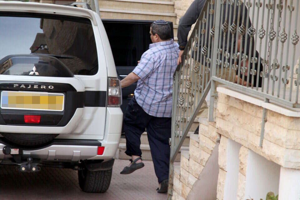 המפכ"ל הנכנס, הבוקר, לאחר ששבר את רגלו // צילום: גדעון מרקוביץ' // המפכ"ל הנכנס, הבוקר, לאחר ששבר את רגלו  , 