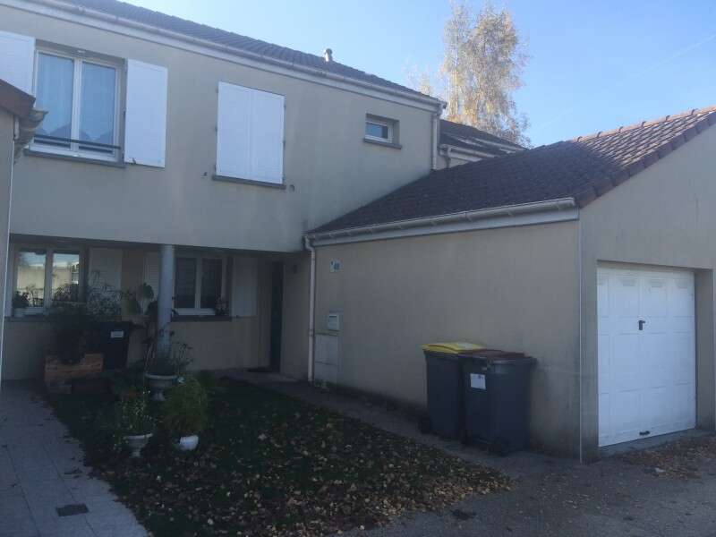 המשפחה חשבה שהוא שוהה באלג'יריה בזמן ששהה בסוריה. בית אחיו של מוסטפאי // צילום: בועז ביסמוט 