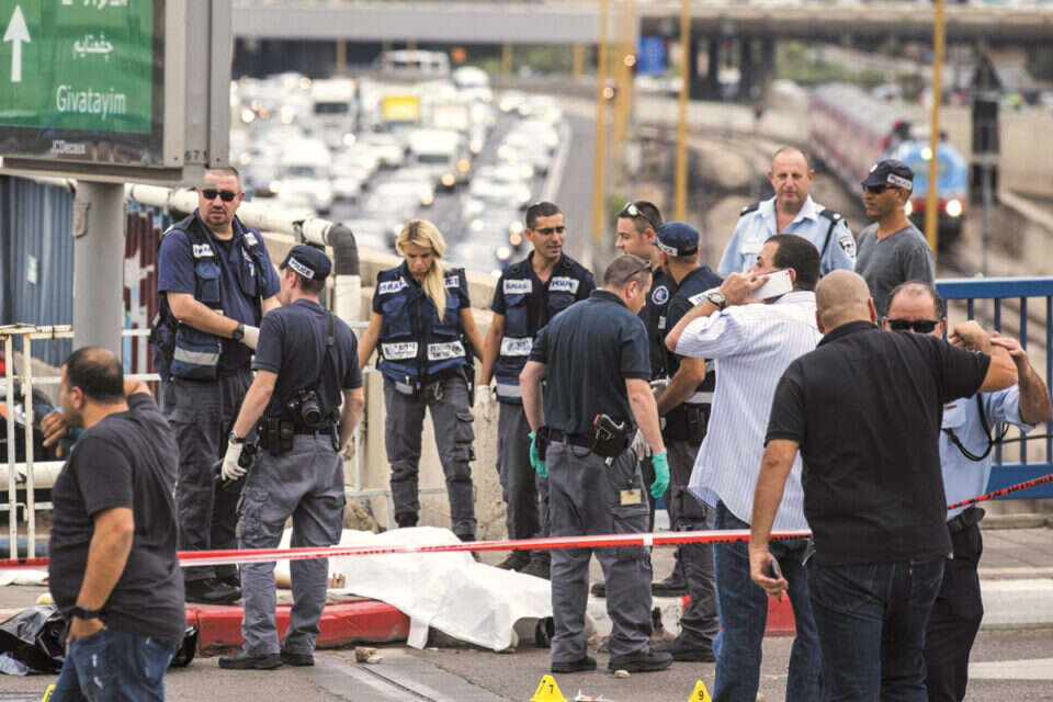 תרבות המוות של הפלשתינים הופכת אותם לגיבורים. גופת מחבל בתל אביב // צילום: איי.אף.פי // תרבות המוות של הפלשתינים הופכת אותם לגיבורים. גופת מחבל בתל אביב ,