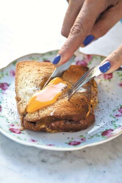 ביצה בקן, קציצות ופסטרמה ביתית. המפגש של חגית עם סכין טובה עשה אותה מאושרת // צילום: איתיאל ציון