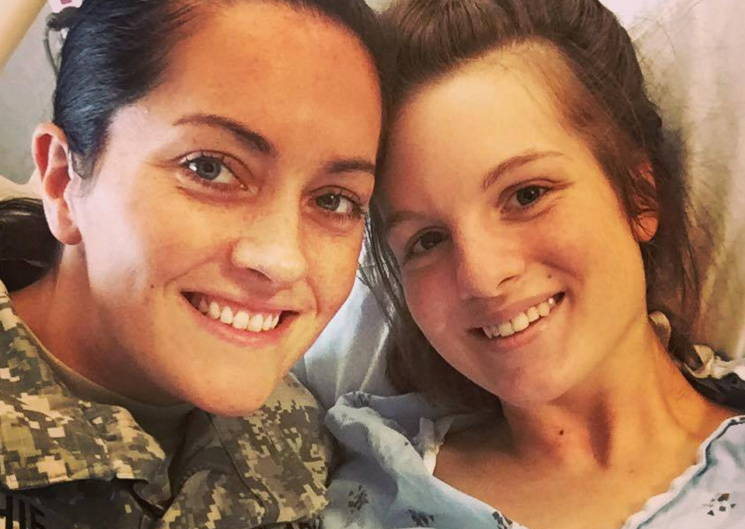 סמנתה (מימין) וחברה בבית החולים // צילום: אינסטגרם 