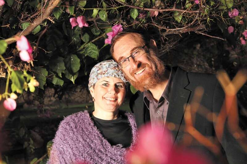 עם אשתו, יָפי, במהלך אשפוזו. "ככל שעובר הזמן מתברר לנו גודל הנס. תשעה ניתוחים קשים. חזה, ריאות, כלי דם, בטן. שום עצב לא נפגע" // צילום: צחי מירי