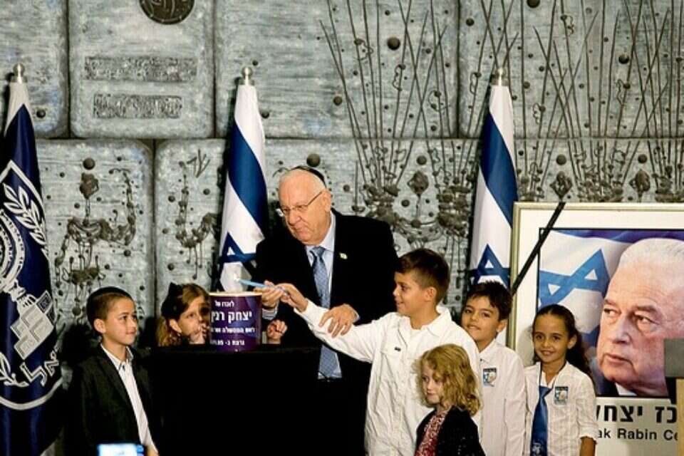 ריבלין מדליק נר בטקס במשכן הנשיא // צילום: אורן בן חקון // ריבלין מדליק נר בטקס במשכן הנשיא ,