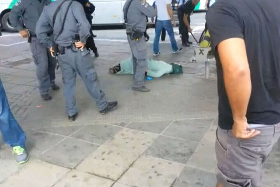 הצעירה לאחר שנורתה בידי כוחות הביטחון  // הצעירה לאחר שנורתה בידי כוחות הביטחון  , 