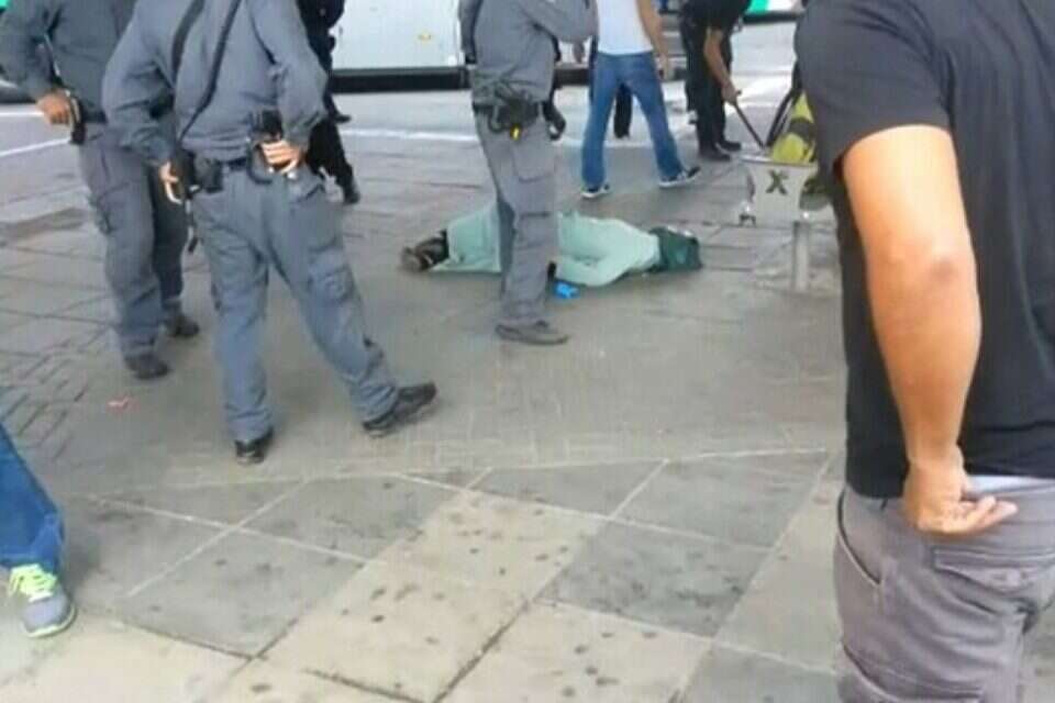 הצעירה לאחר שנורתה בידי כוחות הביטחון // הצעירה לאחר שנורתה בידי כוחות הביטחון ,