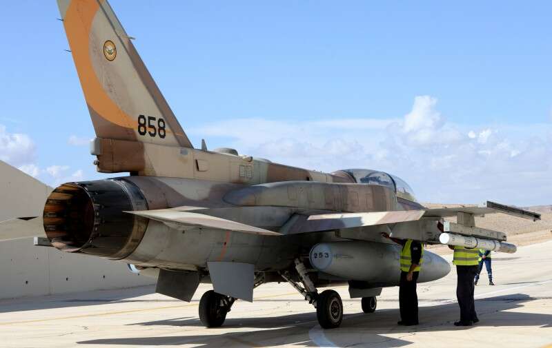 הצוות הטכני בודק את מטוס קרב לפני המראה // צילום: חיל האוויר