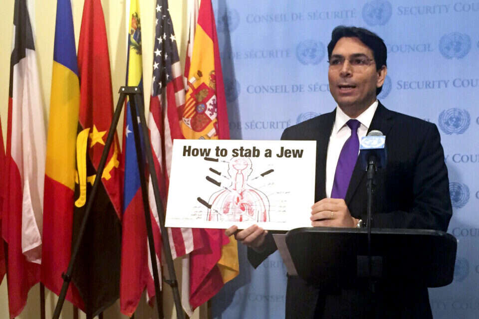 דנון עם התרשים  //  צילום: רויטרס // דנון עם התרשים , 