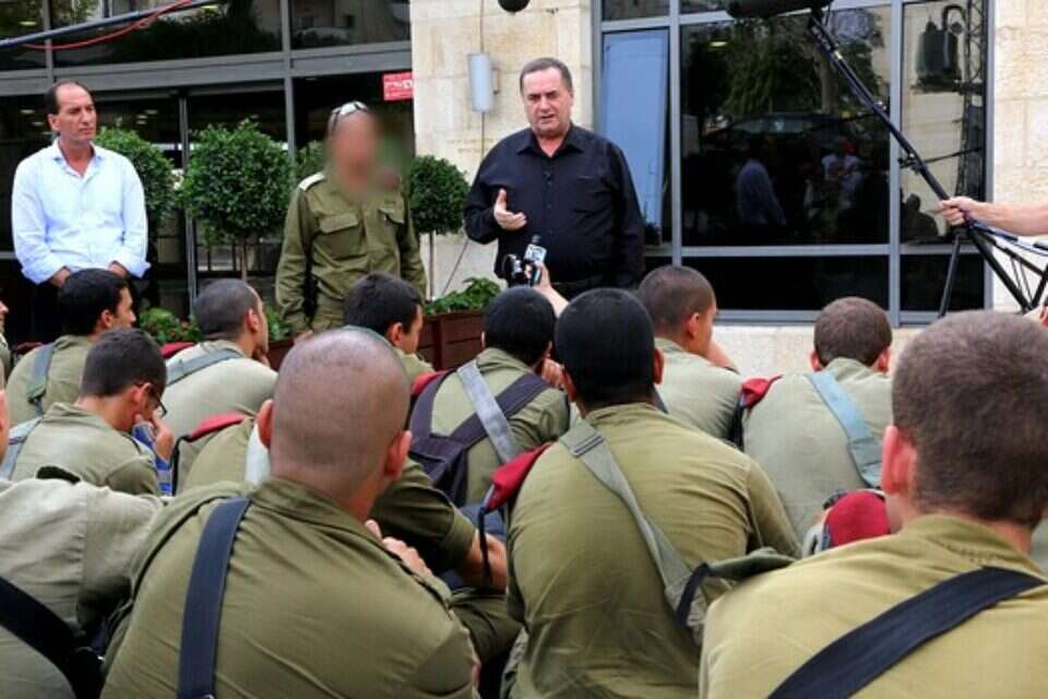 הלוחמים והשר כץ לפני יציאתם למשימה // צילום: ששון תירם // הלוחמים והשר כץ לפני יציאתם למשימה ,