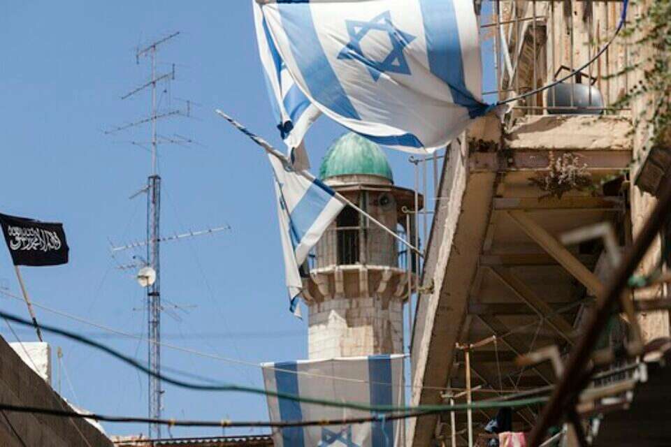 דגל דאעש בעיר העתיקה בירושלים // צילום: דודי ועקנין // דגלי דאעש בעיר העתיקה בירושלים  , 