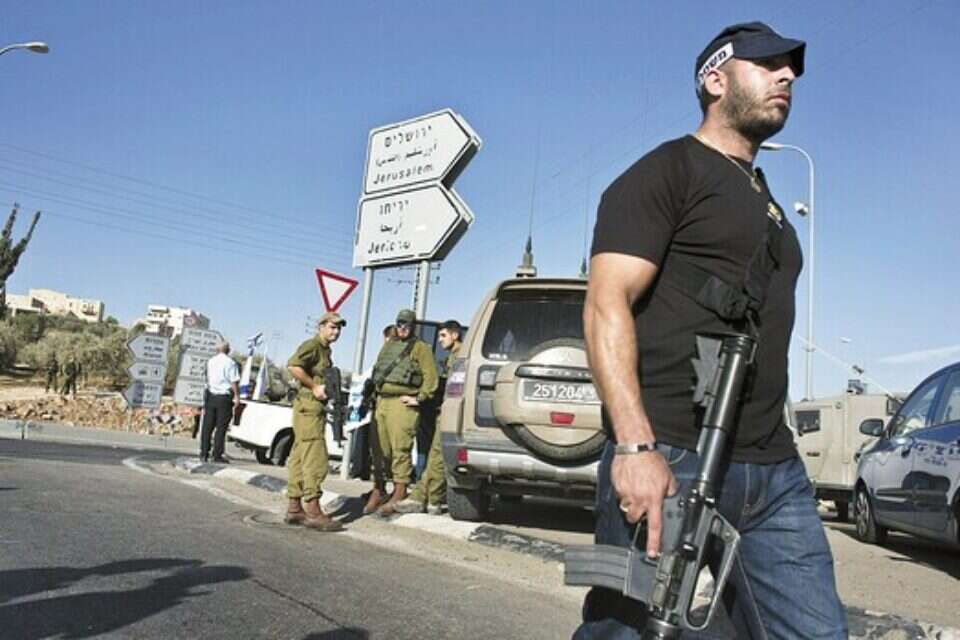 אסור לגלגל עיניים לשמיים. איש משטרה ליד היישוב אדם לאחר הפיגוע במקום, השובע // צילום: רויטרס // אסור לגלגל עיניים לשמיים. איש משטרה ליד היישוב אדם לאחר הפיגוע במקום, השובע ,