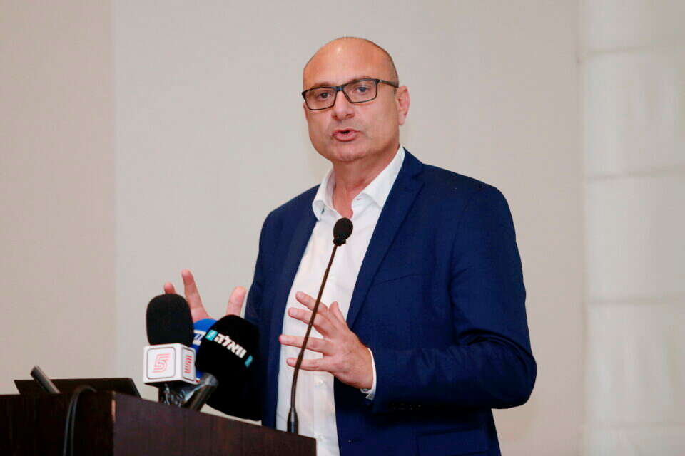 זוארץ. ממשיכים לנקות , קובי אליהו 