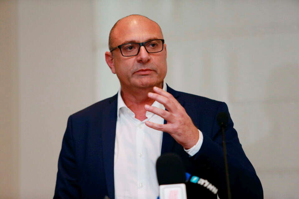 שינו זוארץ. היו"ר החדש הותקף , קובי אליהו