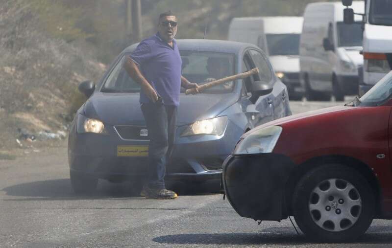 אברהם אשר חסנו רגע לפני פגיעת המשאית // צילום: רויטרס