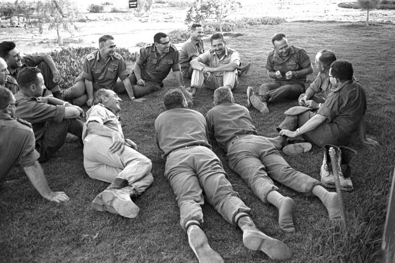 במנוחה במהלך תרגיל, עם רחבעם זאבי ועזר ויצמן // צילום: אברהם ורד, מיקי אסטל