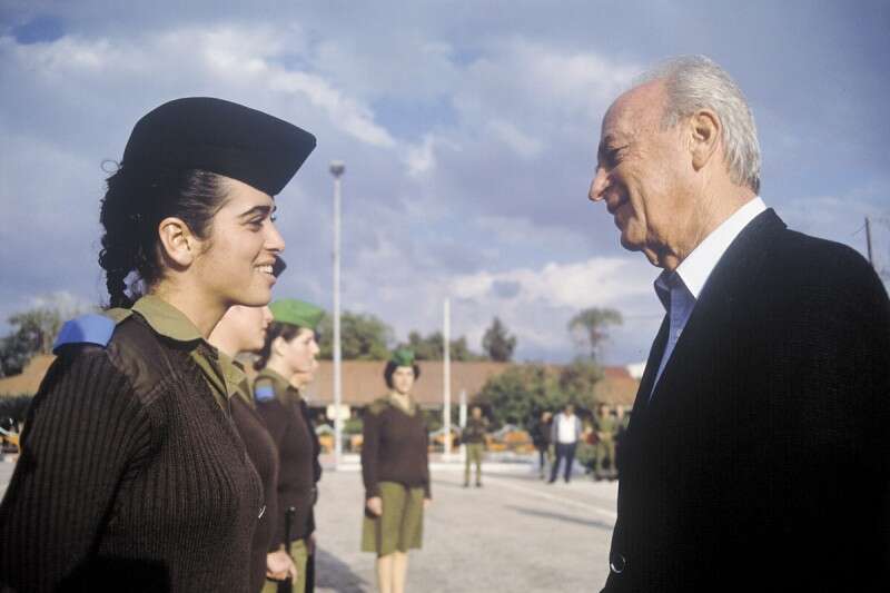 1989 - שר הביטחון בביקור בבה"ד 12 צילום: גלעד שקמה