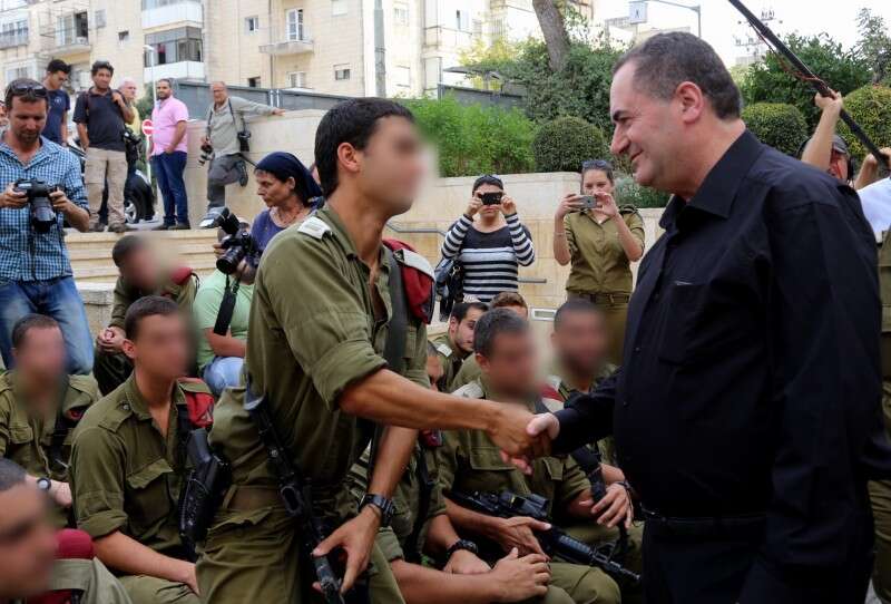 "מודה לכם על התייצבותכם המהירה", כץ והלוחמים // צילום: ששון תירם