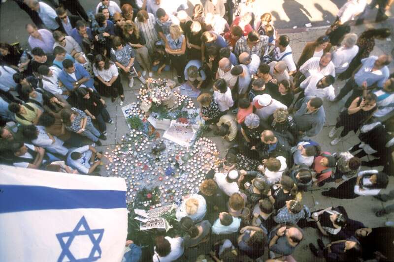 1995 - מתכנסים בכיכר שנושאת את שמו, אחרי הרצח  צילום: כפיר זיו