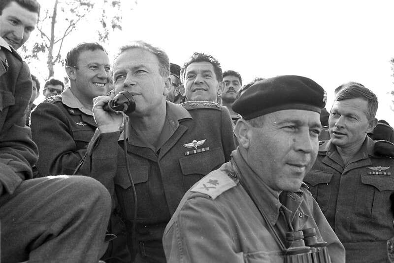 1967 - כרמטכ"ל, בצפון, זמן קצר לפני פרוץ מלחמת ששת הימים. עם דוד אלעזר וישראל טל // צילום: מיקי אסטל